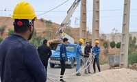 نصب پایه‌های بتنی شبکه توزیع برق در روستای اسلام‌آباد اندیکا
